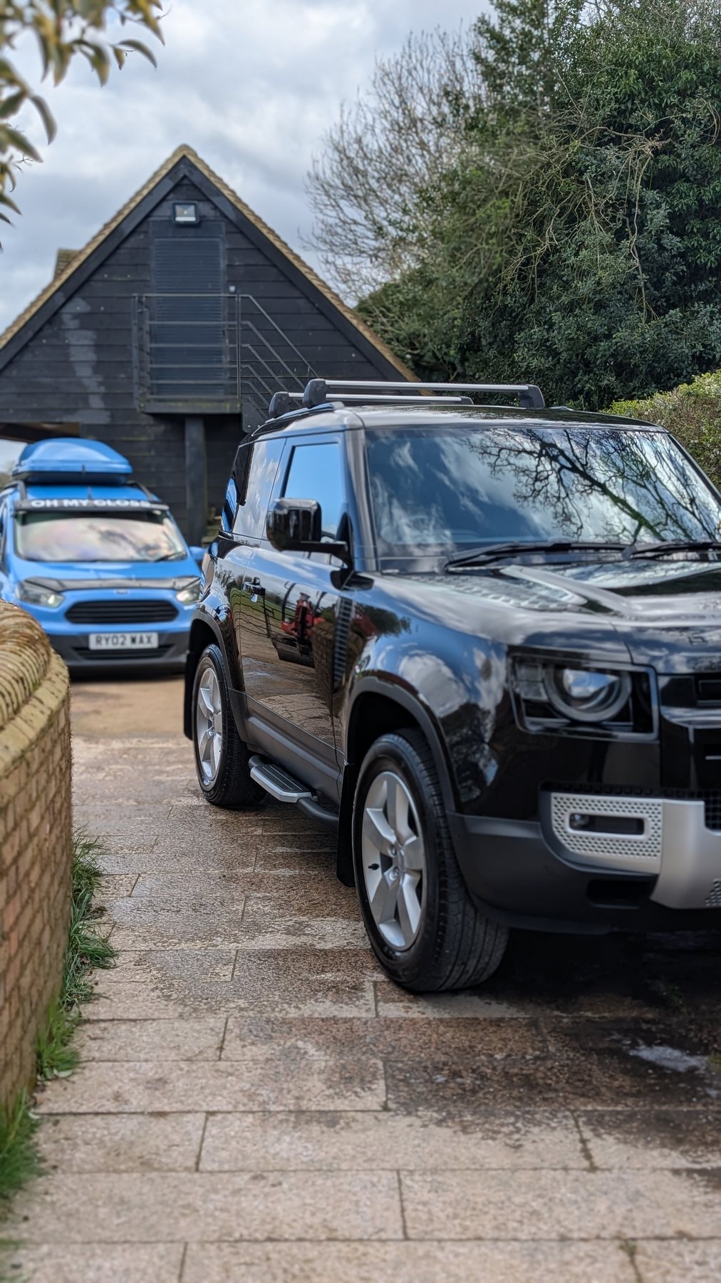 Defender with the Oh My Gloss van on site